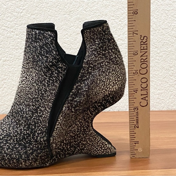 STUART WEITZMAN Dyed Calf Fur Hair Spliced Cavalino Curved Wedge Booties Size 8 - Picture 3 of 16